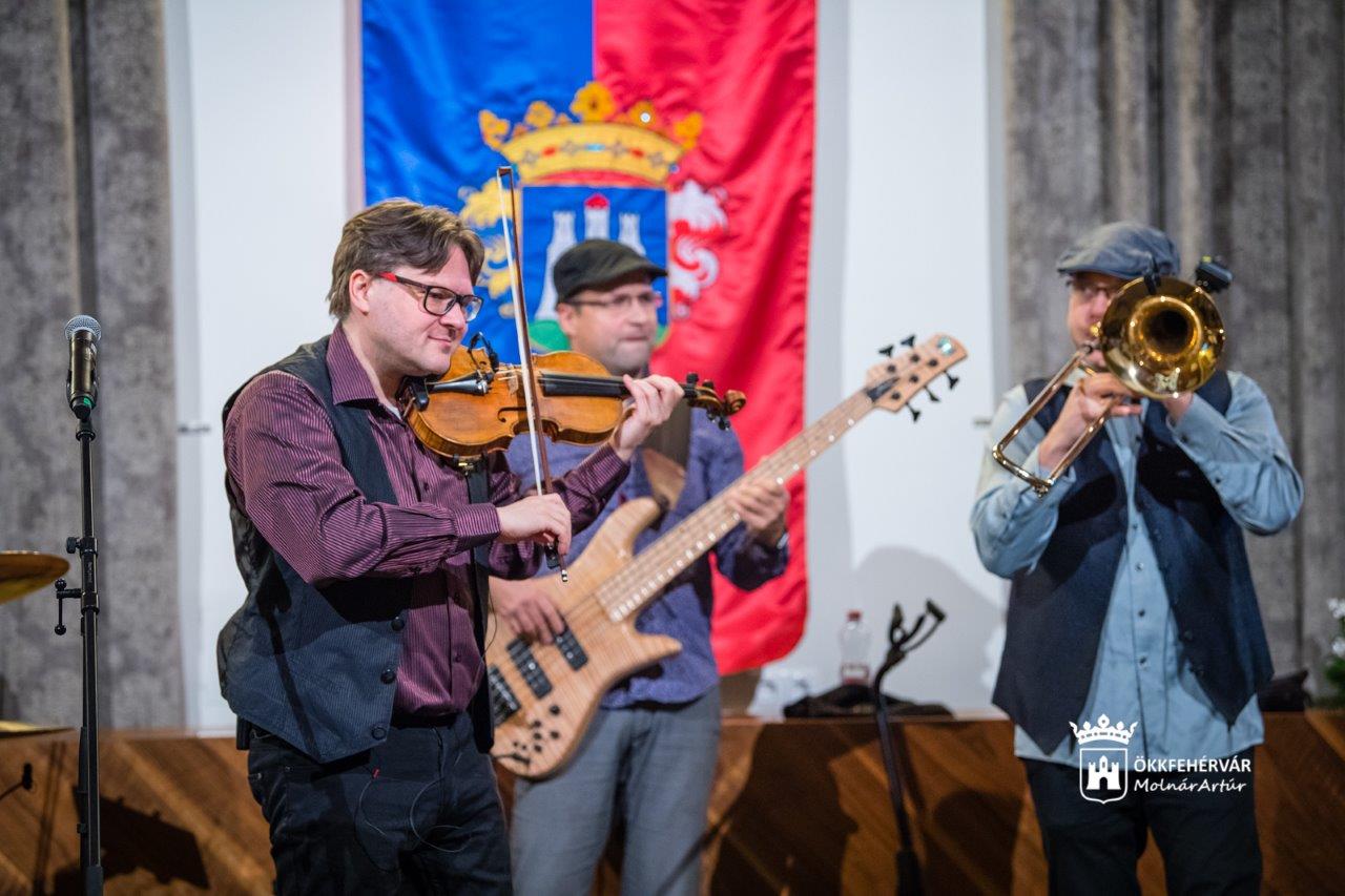 Klezmer dallamok nyűgözték le a fehérvári közönséget a Városházán