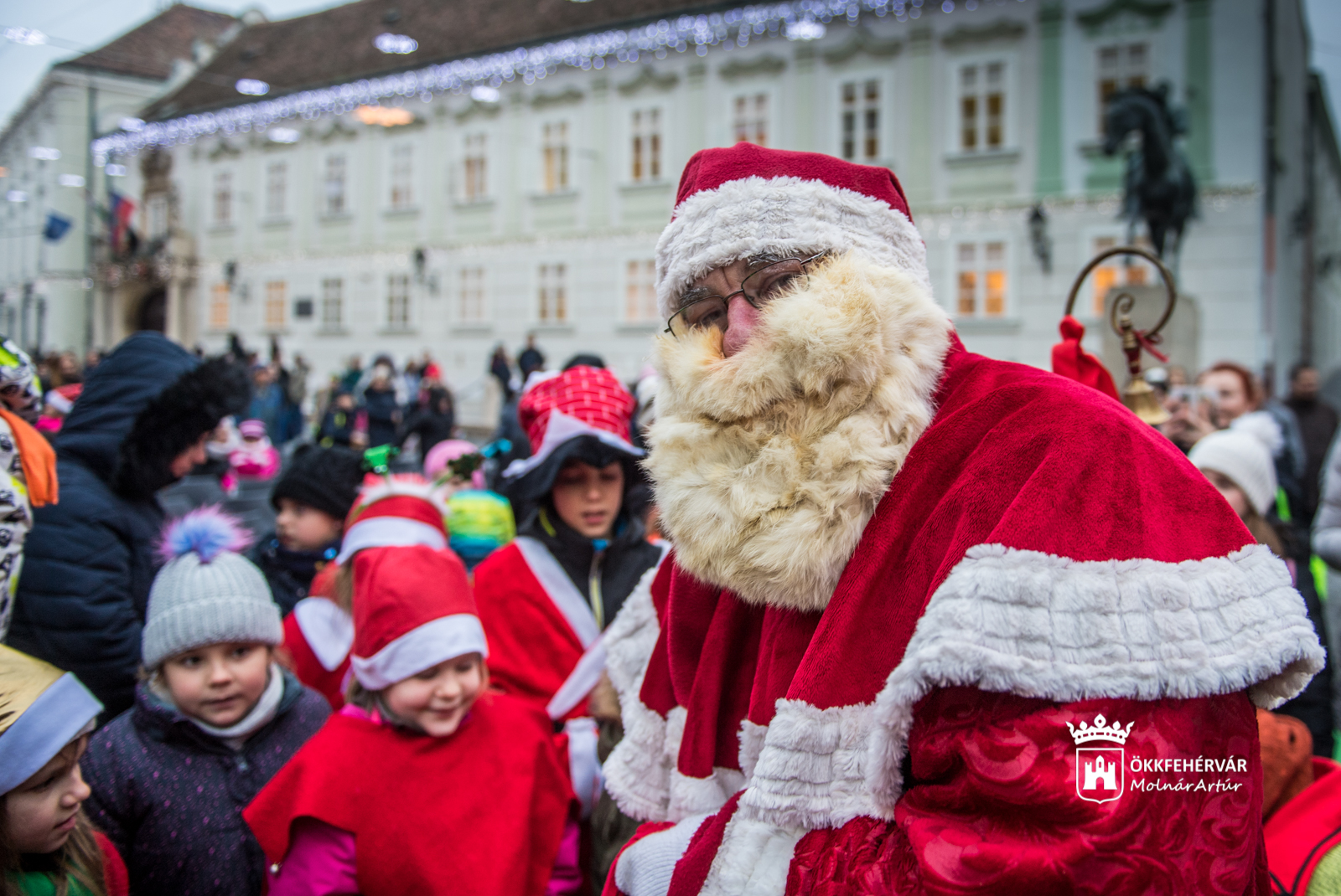 Nézze meg, hogyan érkezett a Városház térre a Mikulás!