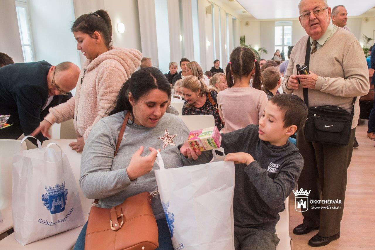 Sérült gyerekeket ajándékoztak meg Fehérvár Angyalai