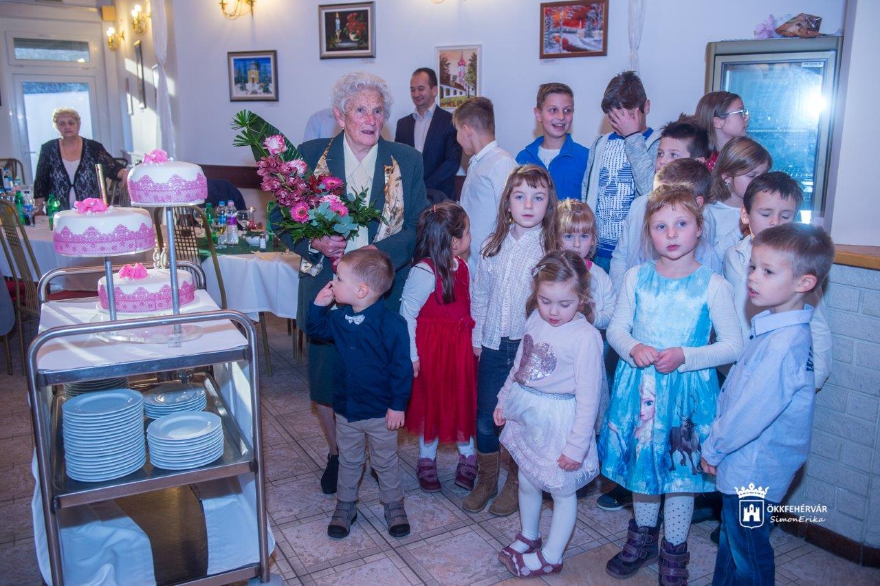 A 90 esztendős Osztotics Istvánné Mária nénit köszöntötték