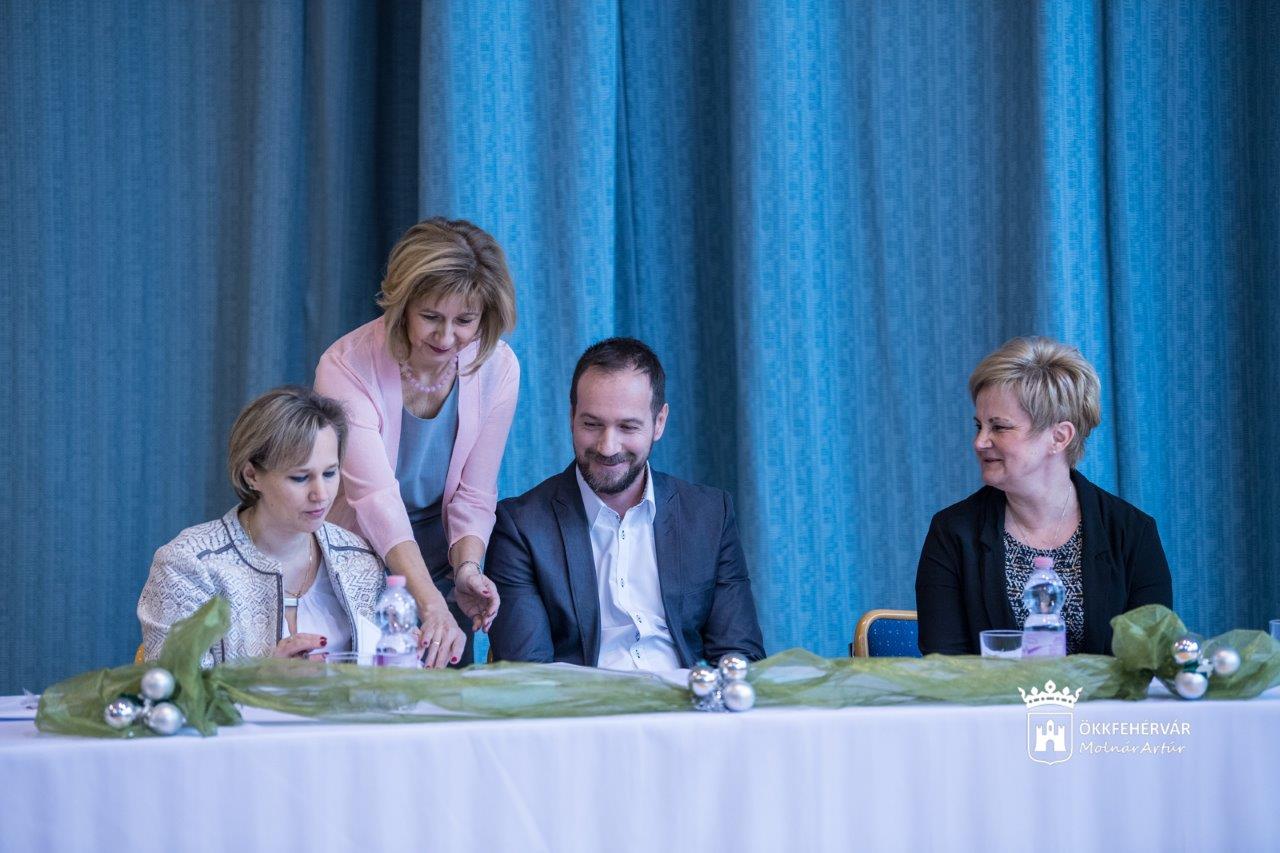 A jégkorong akadémia és a tóvárosi iskola megállapodásának aláírása