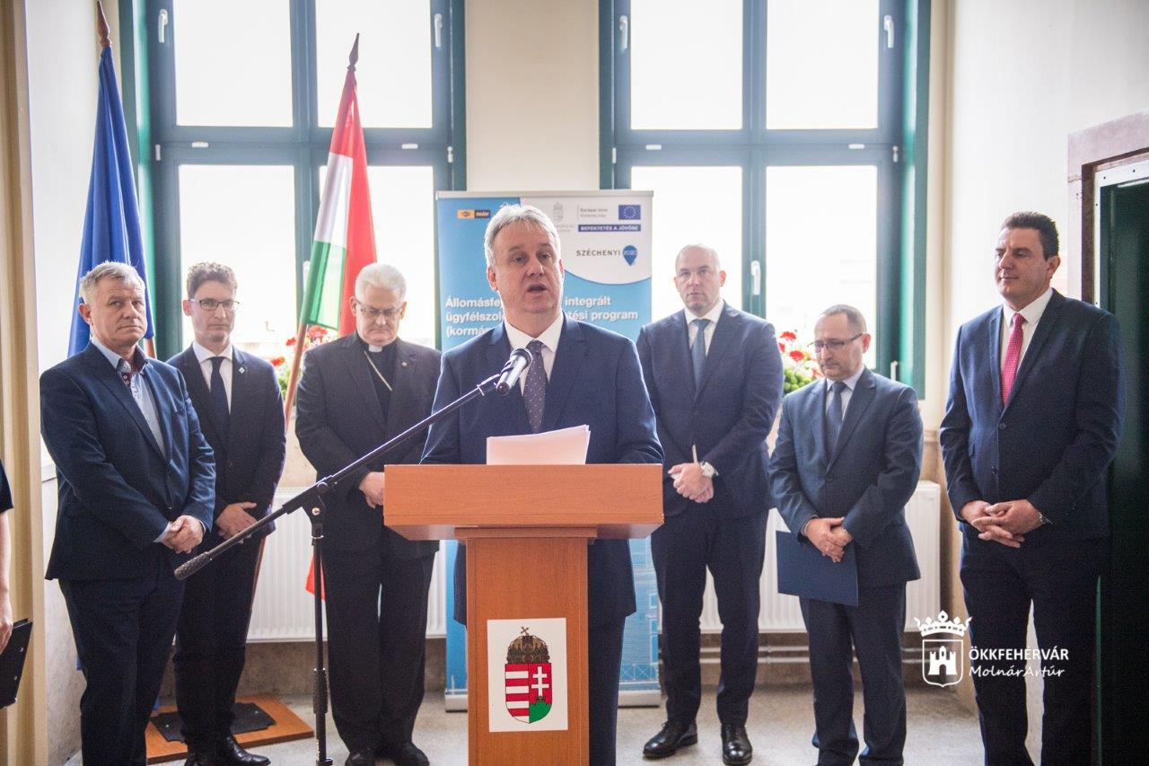 A vasútállomáson kialakított új kormányablak átadási ünnepsége