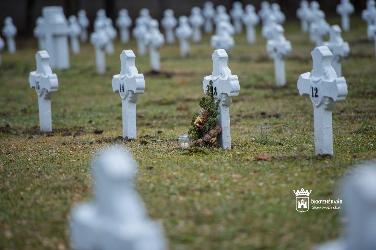 Megújult emlékművek és hadisírok a Szentlélek Katonatemetőben