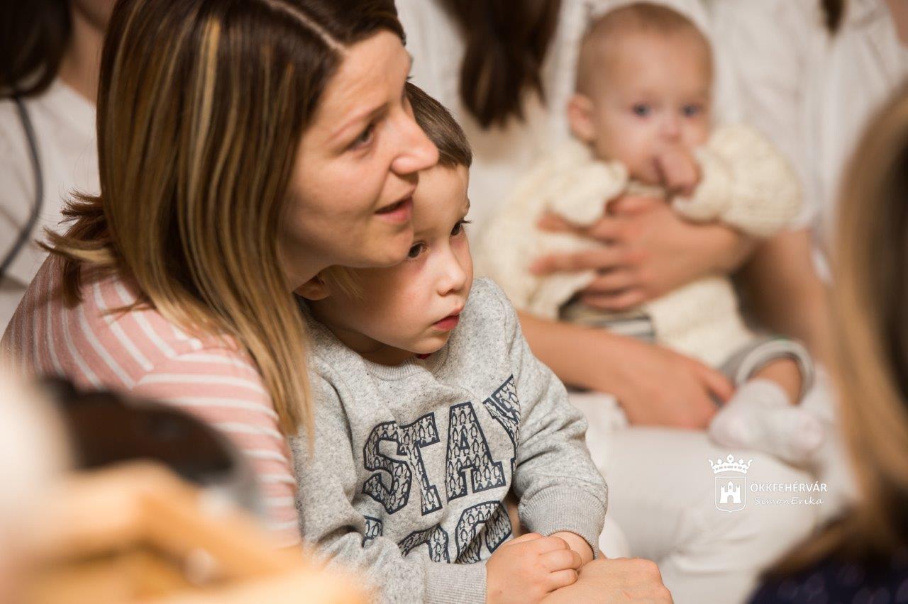 Karácsonyi ünnepség a kórház gyermekosztályán