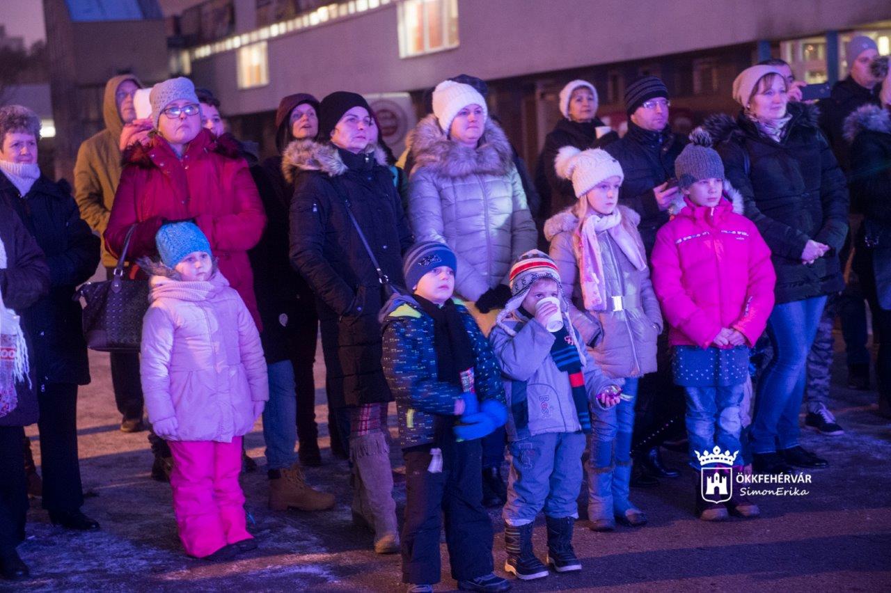Tóváros Karácsony a városrész iskolája előtt