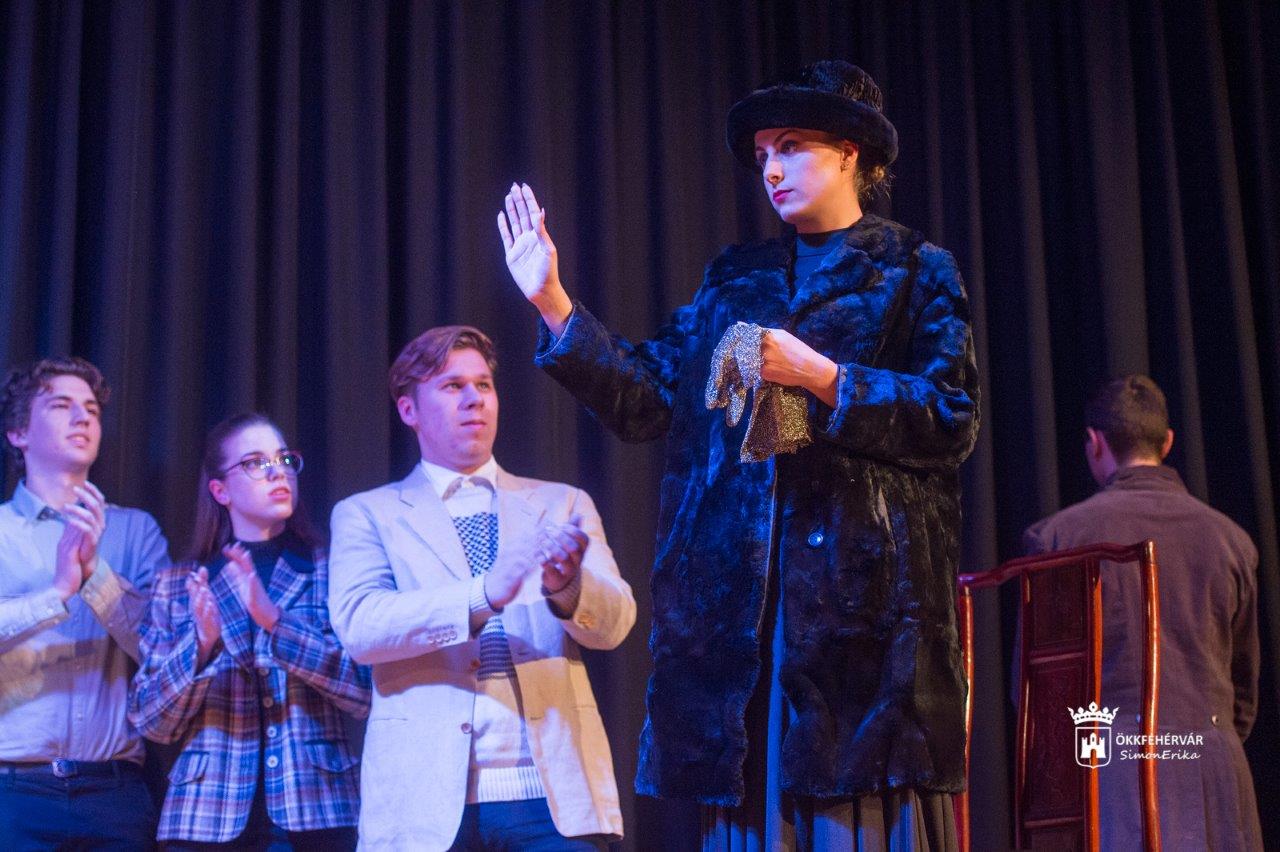 Dürrenmatt tragikomédia a Fejér Holló Diákszínpad előadásában