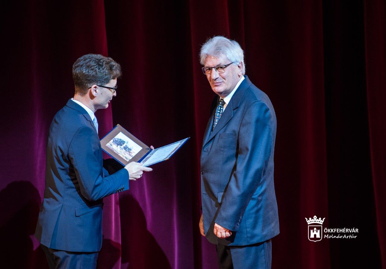 Komlósi József vehette át a város elismerését a Magyar Kultúra Napján