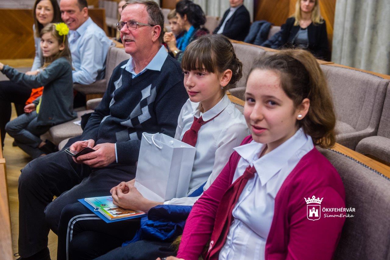 A 2019-es fehérvári gyermekrajz naptár alkotóit köszöntötték a Városházán