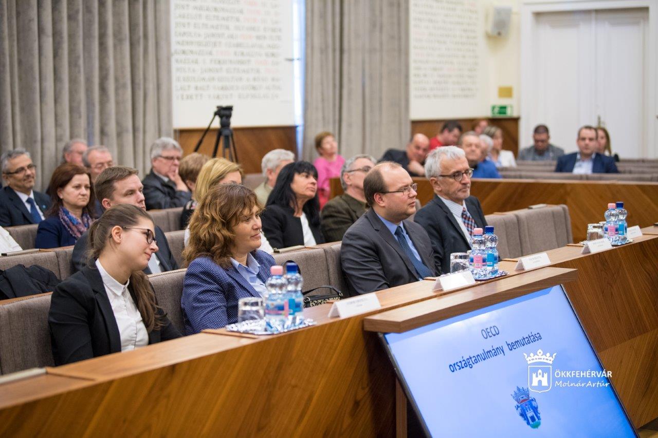 Székesfehérváron ismertették az OECD országtanulmányát