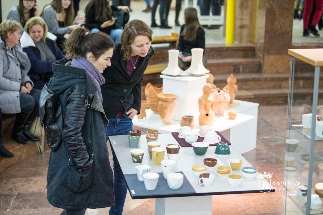 Február 15-ig látható a Téli tárlat a Tópartiban