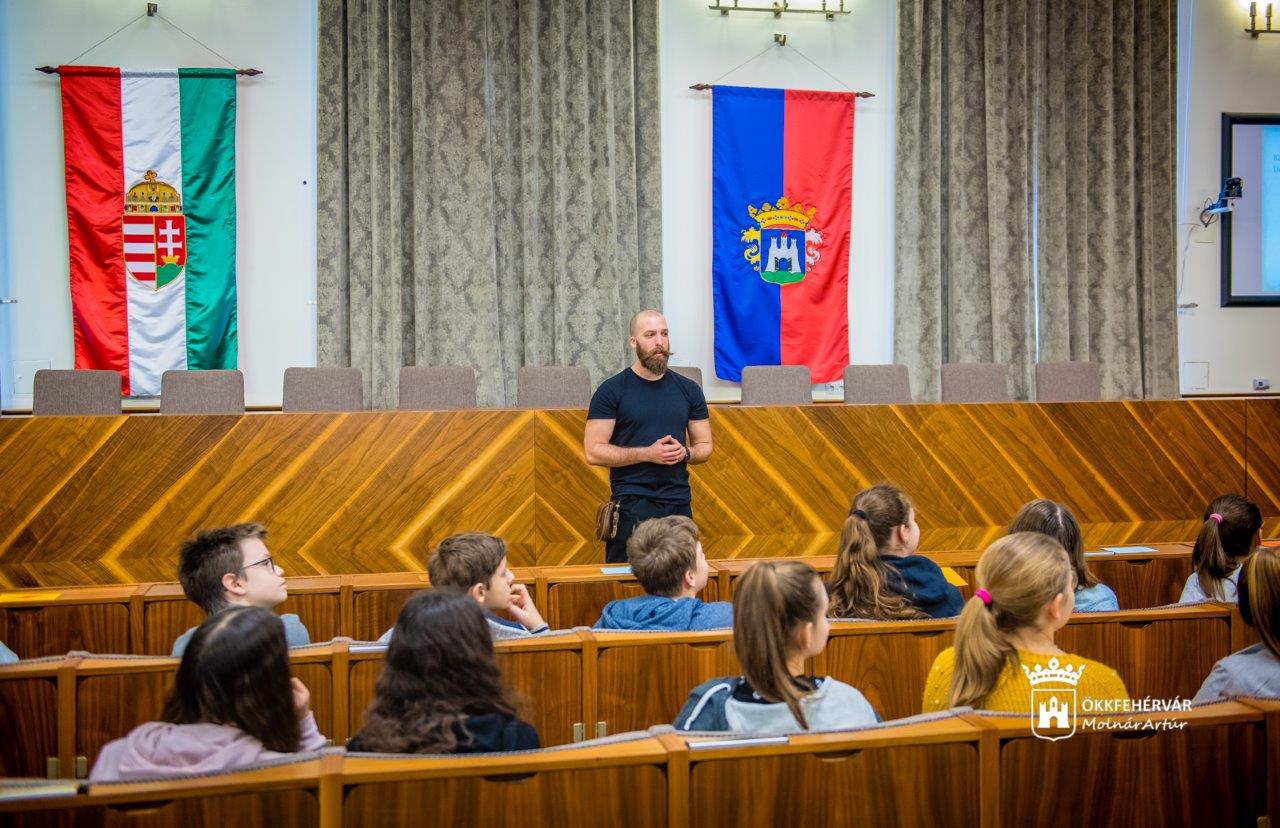 Rendhagyó történelemóra iskolásoknak a Városháza Dísztermében