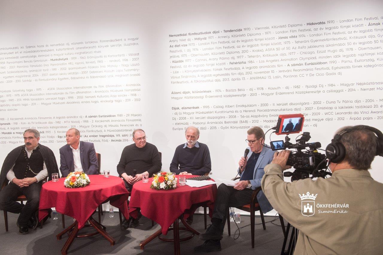 Rendhagyó tárlatvezetés és beszélgetés a Trianon kiállításon