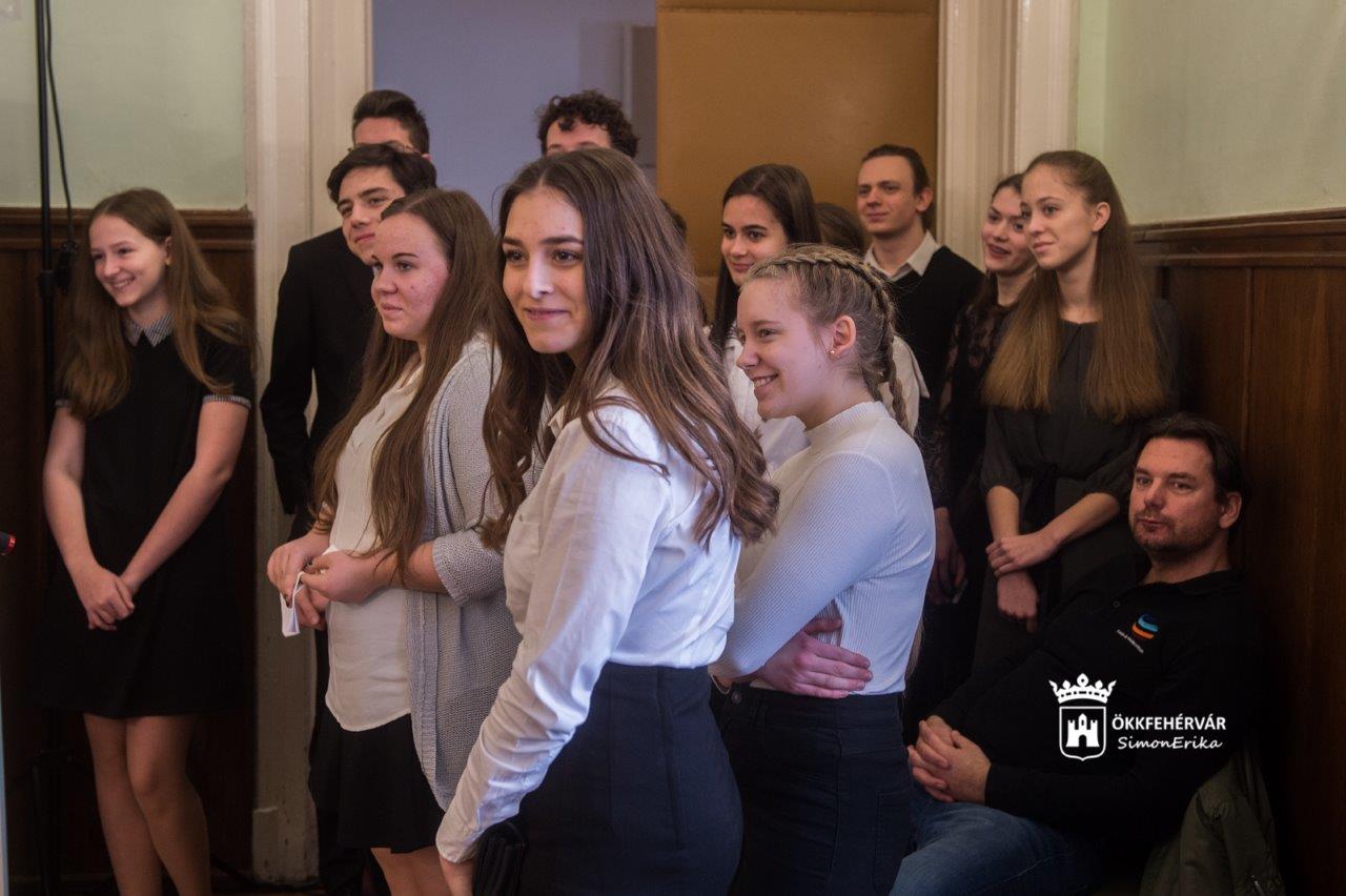 Kiválasztották a X. Fehérvári Versünnep döntőseit