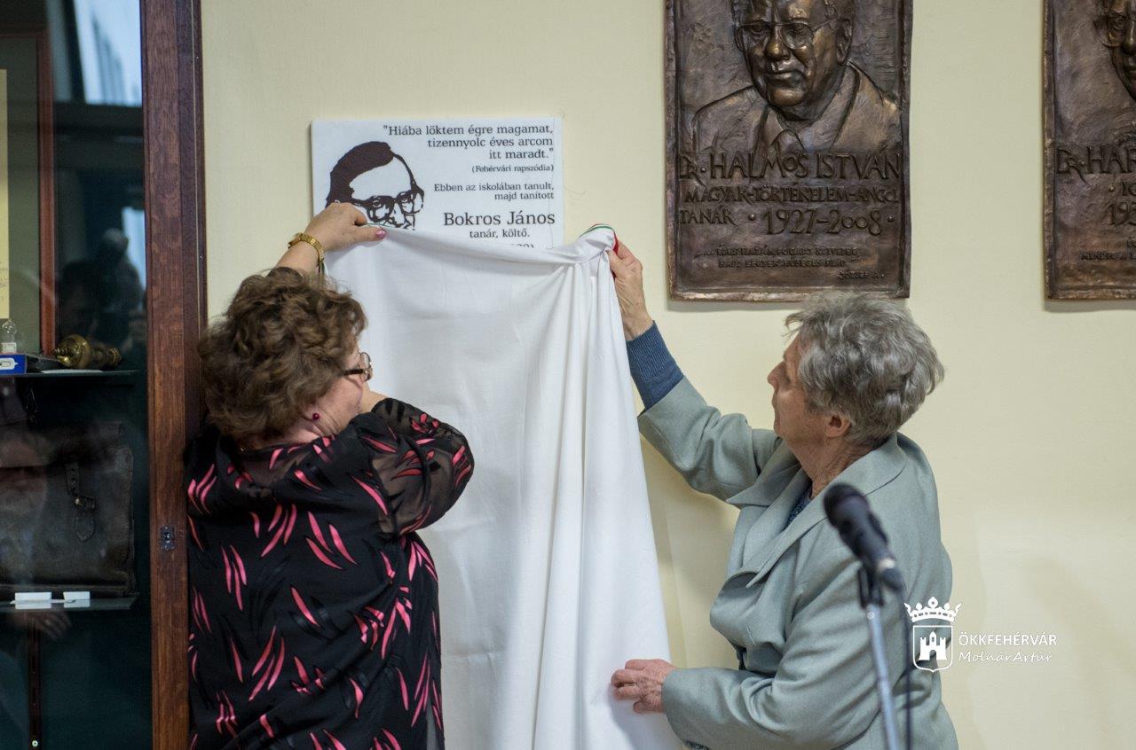 Emléktábla őrzi Bokros János nevét a Ciszterci Gimnáziumban