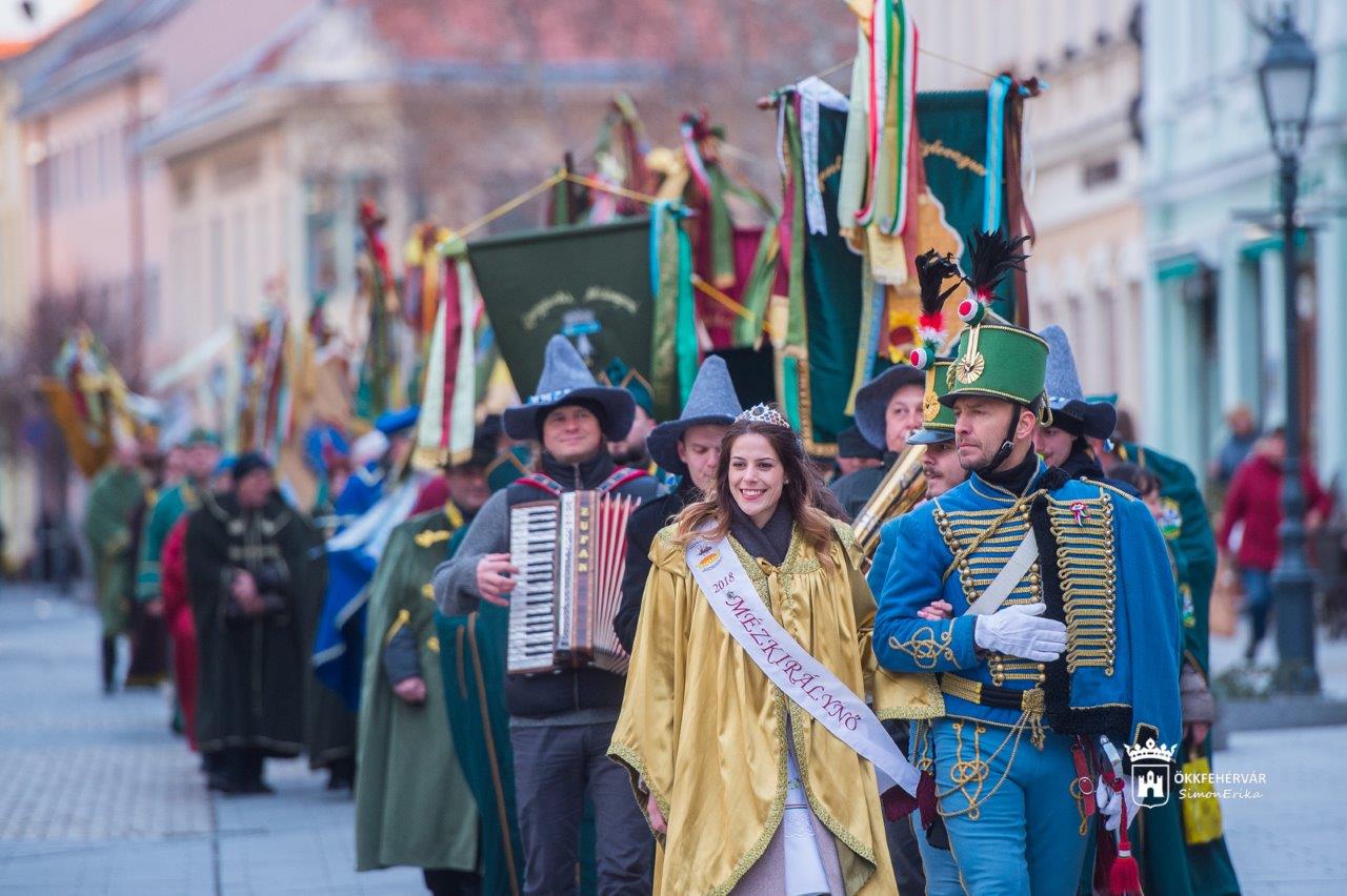 Felvonulással folytatódott a II. Fejér Megyei Mézfesztivál