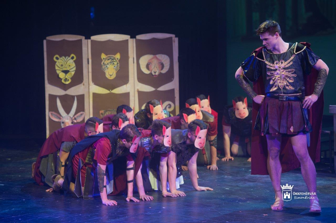 Tizennégy iskola közreműködésével mutatták be az Odüsszeiát a színházban