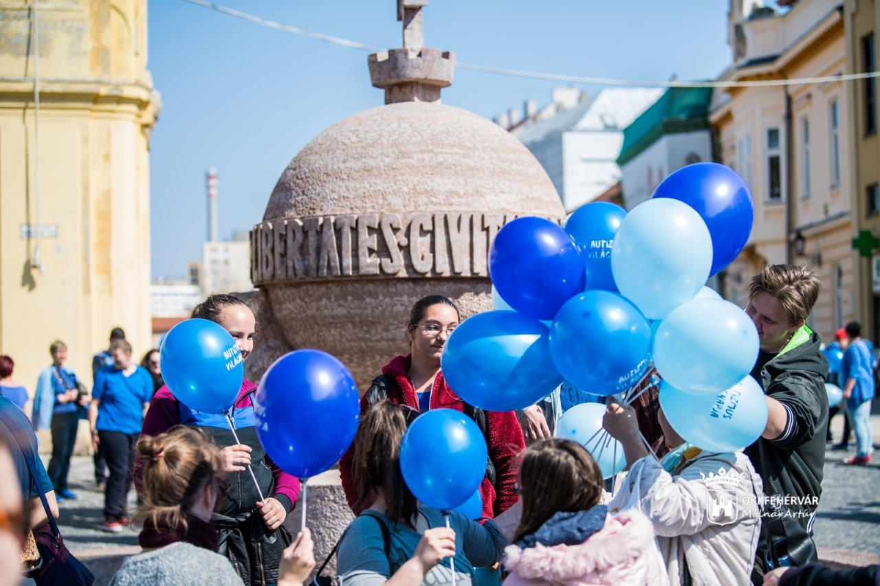 Kék sétával hívták fel a figyelmet az autizmusra