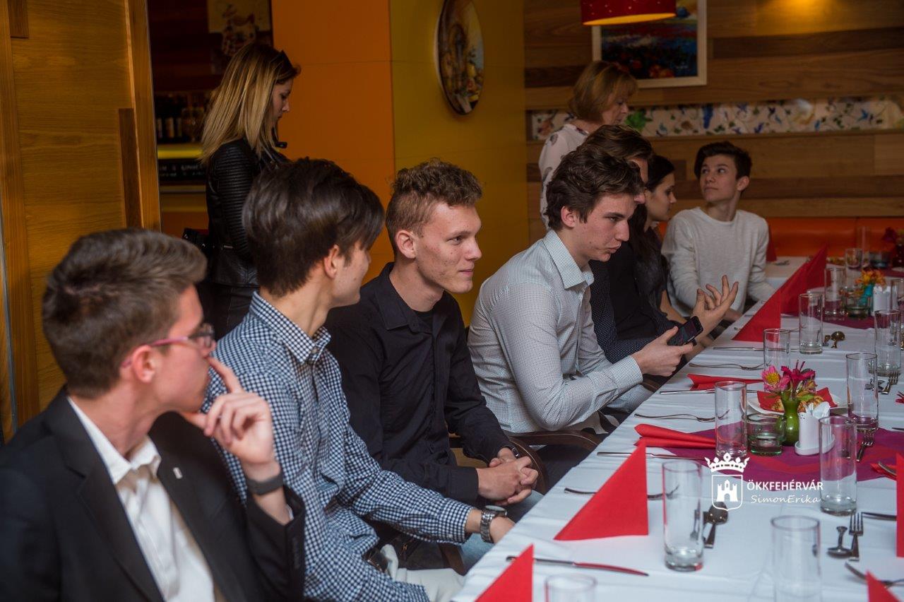 Versünnep vacsora a döntősökkel