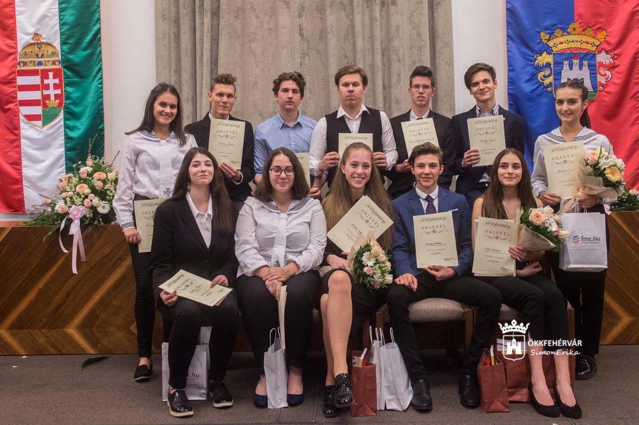 Tizenkét diák versenyzett a X. Fehérvári Versünnep döntőjében