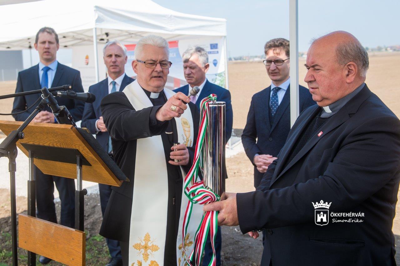 Így tették le a Katolikus Karitász székesfehérvári logisztikai központjának alapkövét