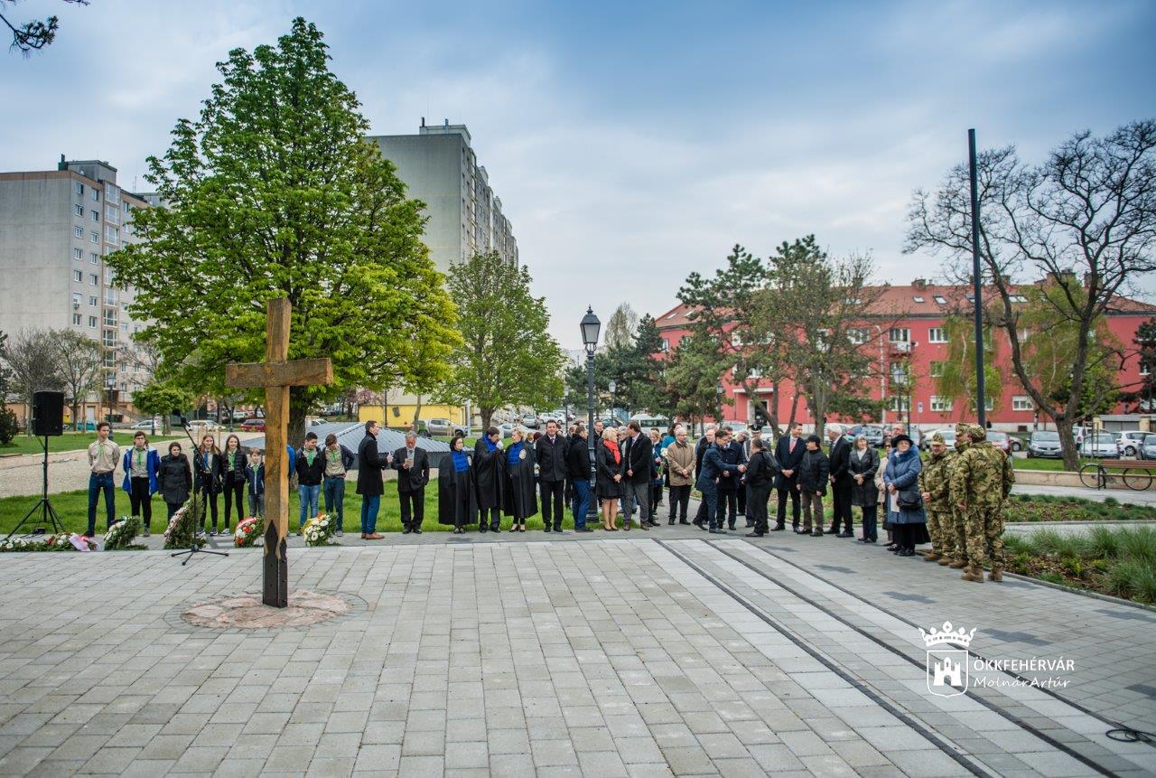 Emlékezés a katyñi áldozatokra a megújult Jávor Ottó téren