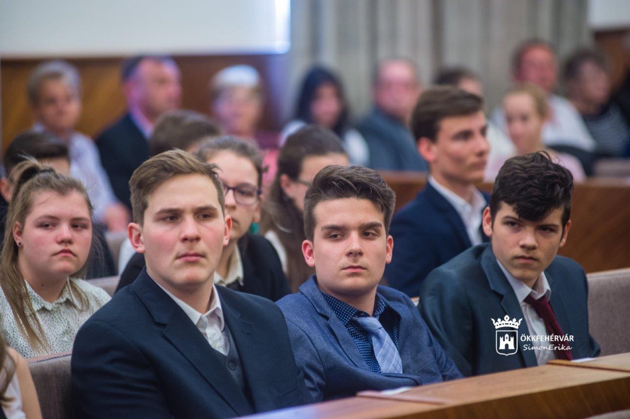 Az Alba Regia Ösztöndíjak átadása a Városházán