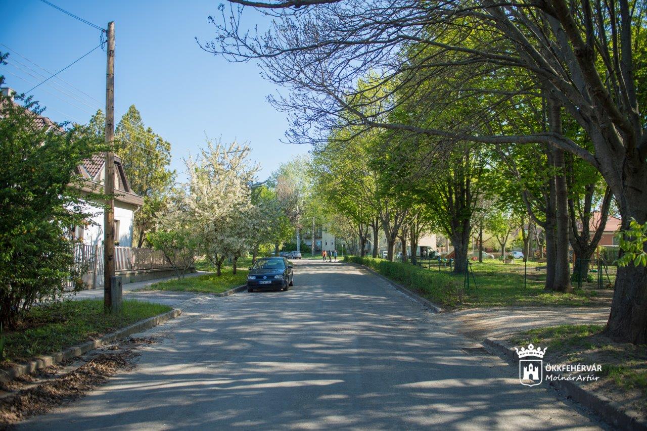 A Kadocsától a Karinthy térig újul meg a Zsolt utca útburkolata