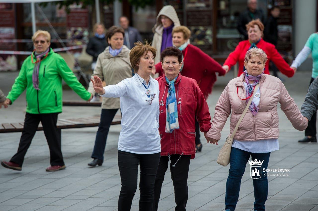 Szenior örömtánc a Magyar Király előtt