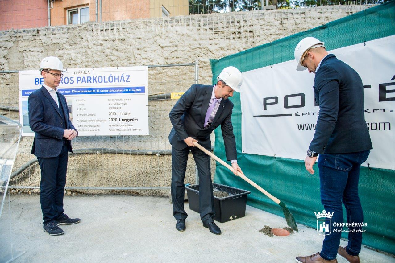 Letették a Belvárosi Parkolóház alapkövét