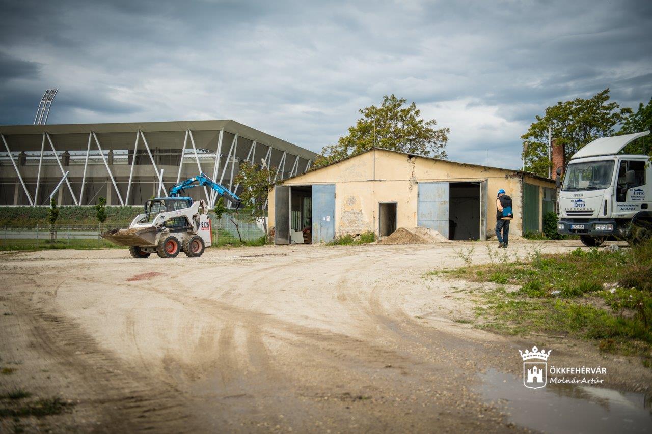 Bontási munkálatokkal folytatódik a Sóstó és környékének megújulása