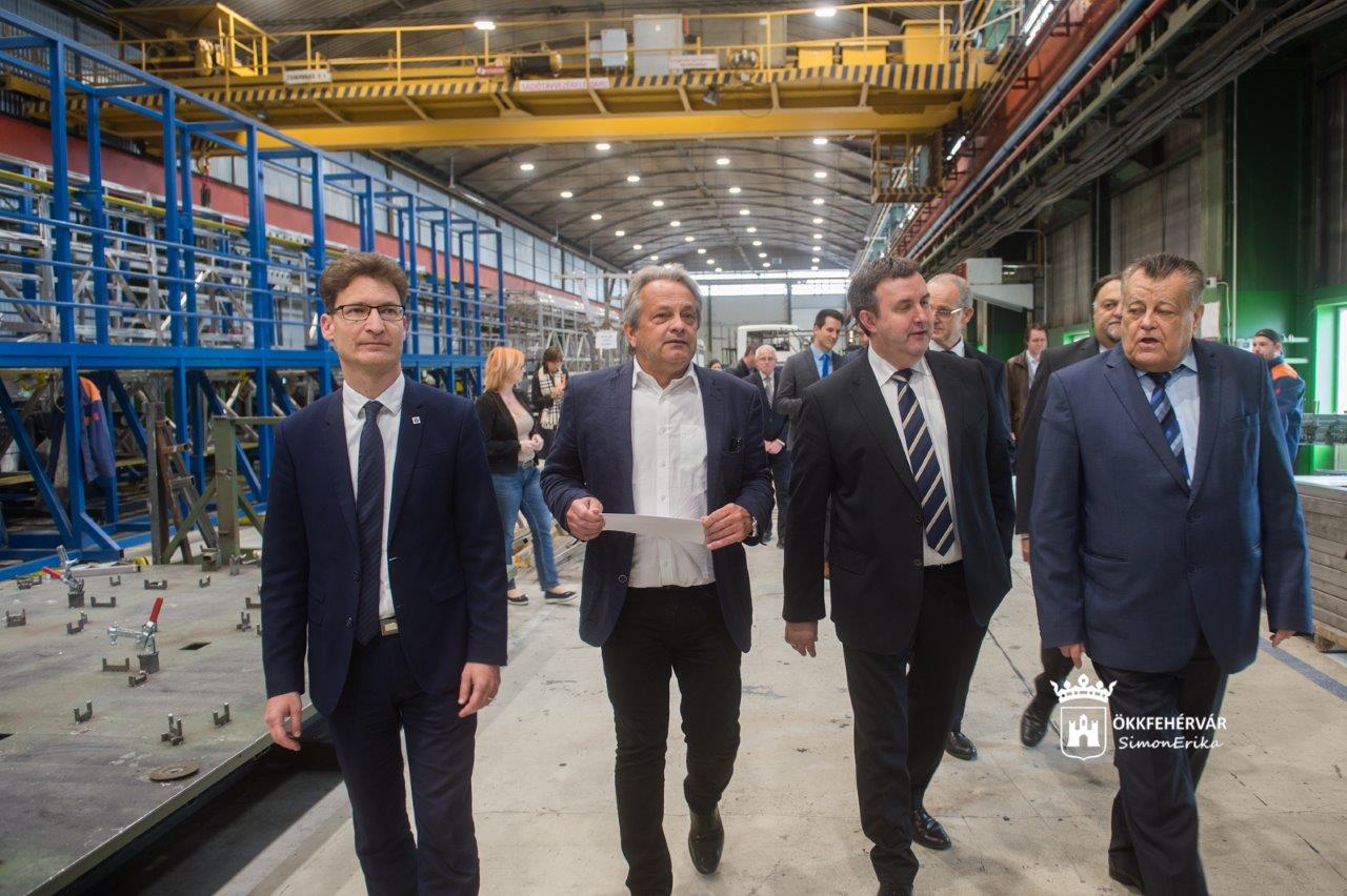 Új generációs buszok gyártásáról tárgyal a kormány az Ikarus-szal