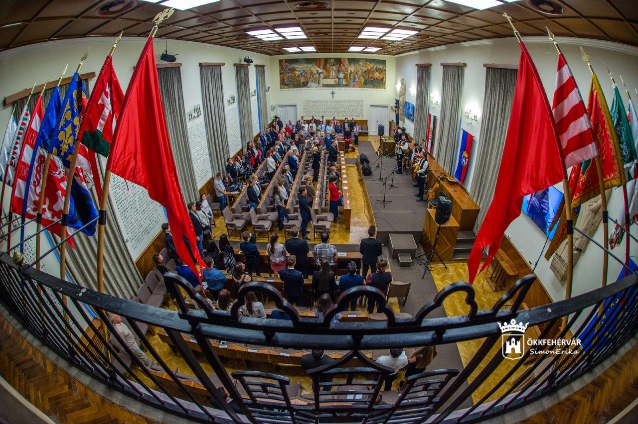 A Fehérvári Versünnep X. jubileumi gálaműsora a Városházán