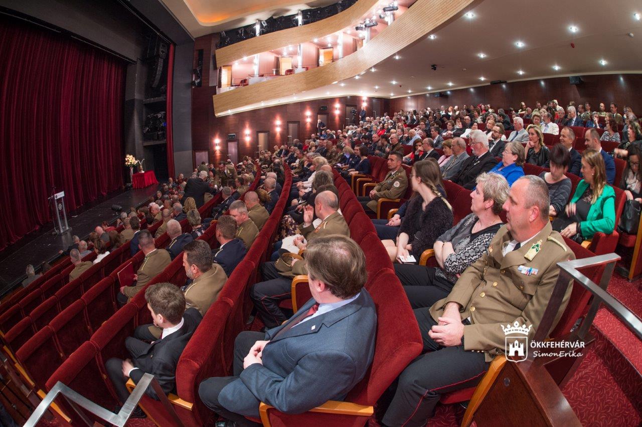 Fehérvár katonáinak köszöntése a Vörösmarty Színházban