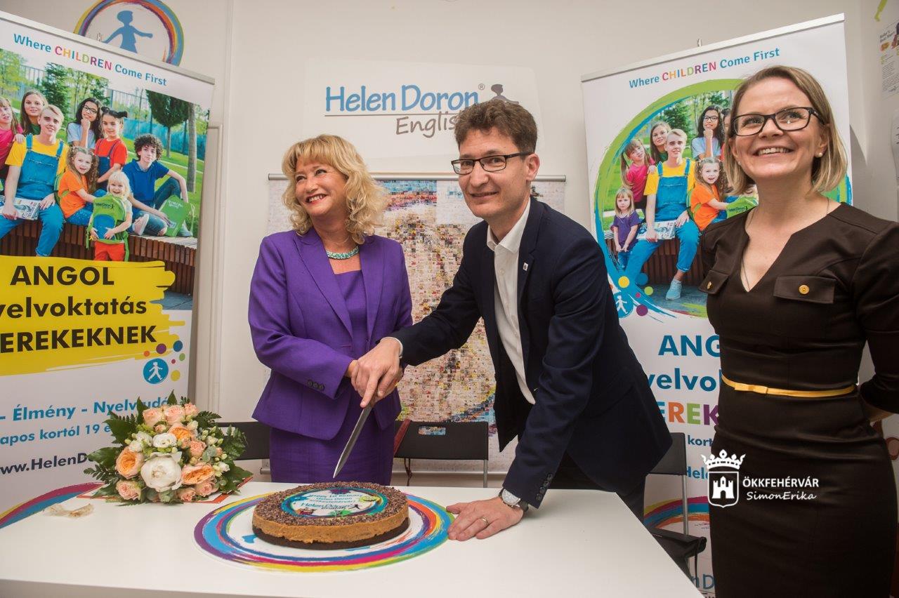 Az alapítóval ünnepelt az egy éves fehérvári Helen Doron English