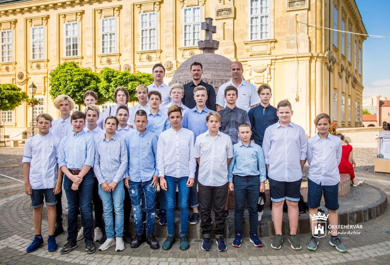 A Fehérvár AV19 és az Ifj. Ocskay Gábor Jégkorong Akadémia bajnok csapatait köszöntötték