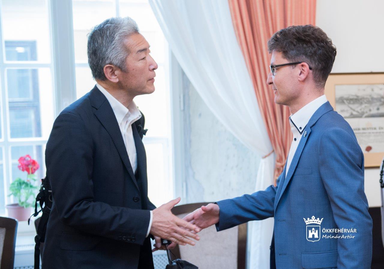 Az Egyetemi Amerikai Futball VB szervezőbizottsága a Városházán