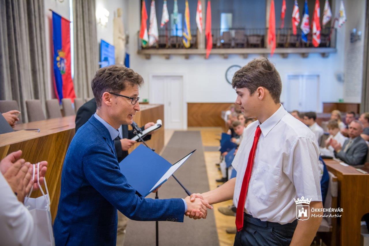 Sikeres fehérvári diákokat köszöntöttek a Városházán
