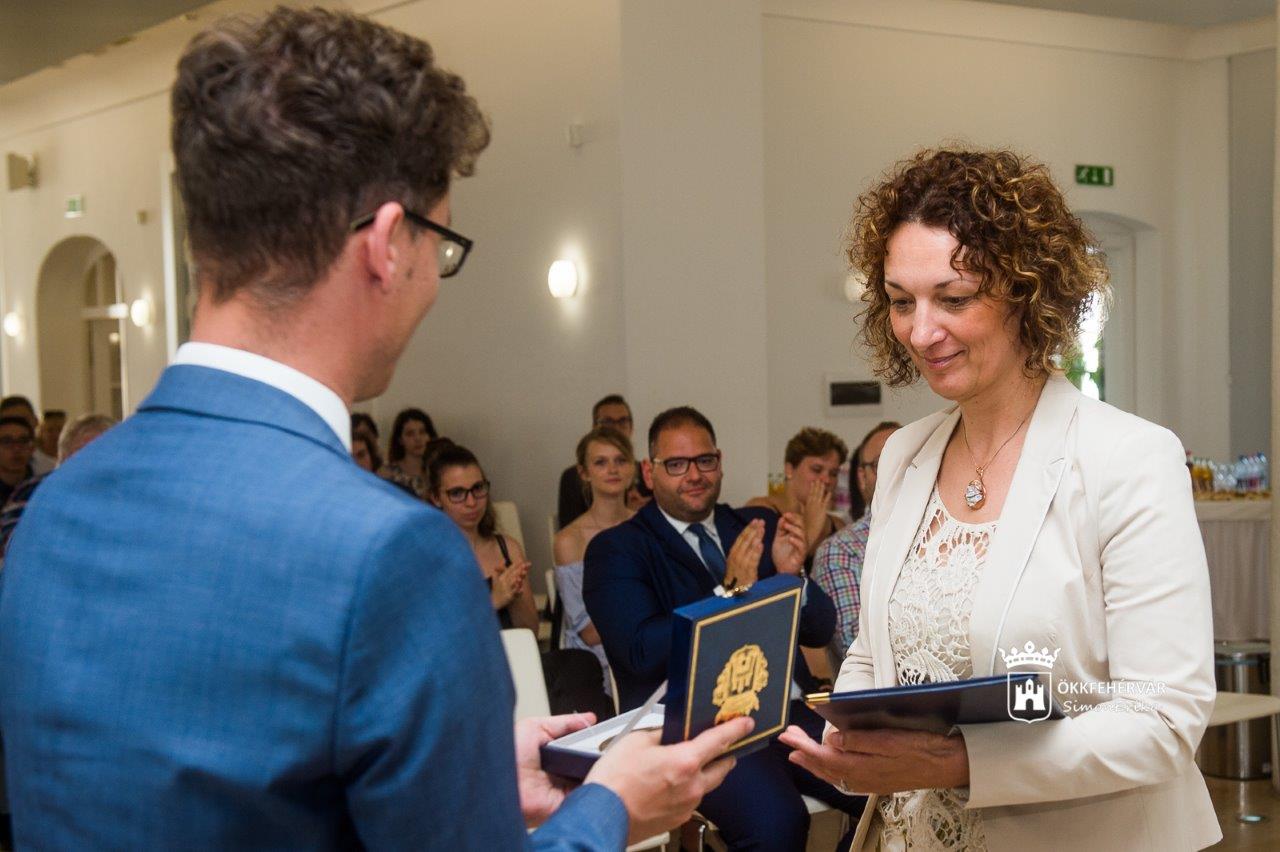 Fridel Marianna kapta a Székesfehérvár Ifjúságért díjat