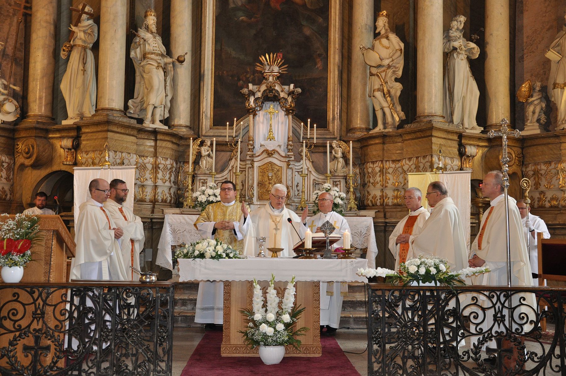 Fehérvár közös úrnapi szentmiséje és körmenete