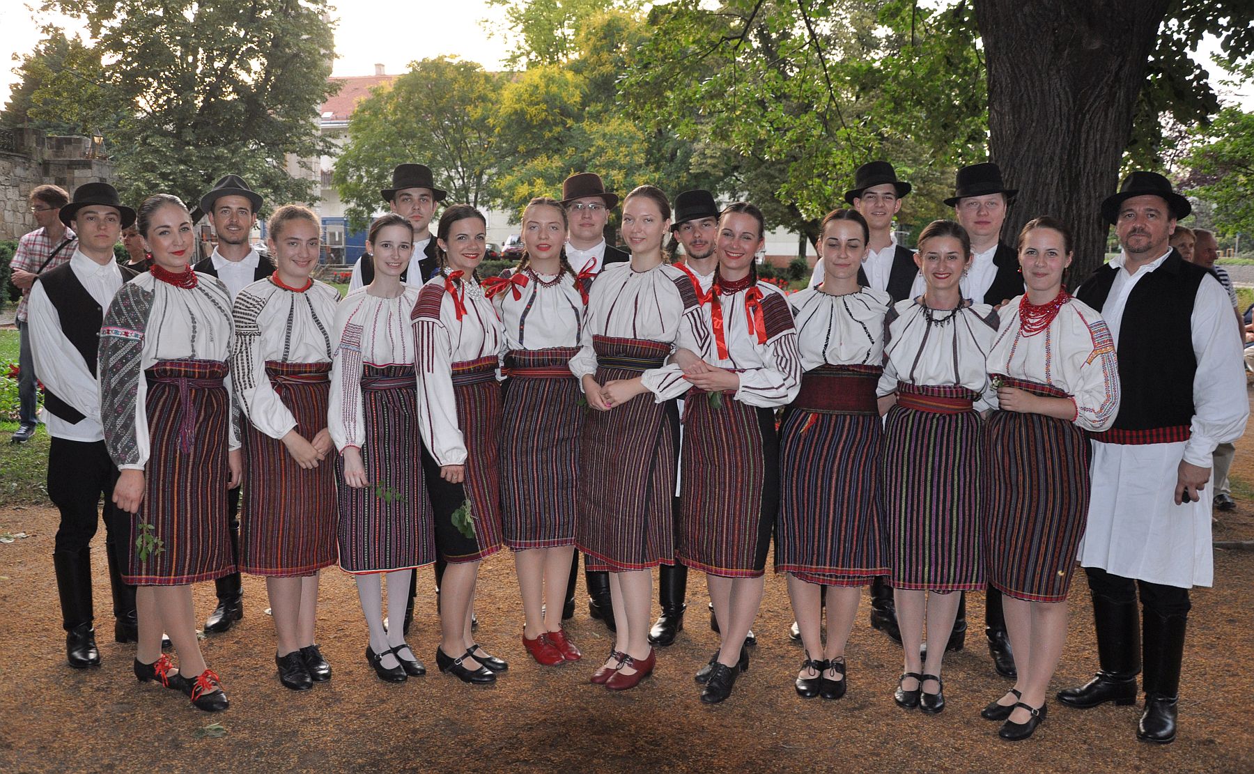 Tűzugrás a Prohászka ligetben Szent Iván éjszakáján