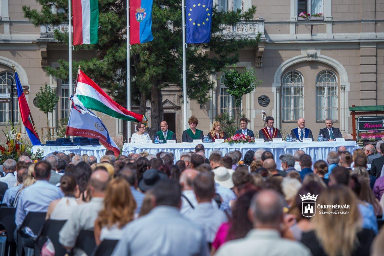 Ünnepélyes diplomaátadó az ÓE Alba Regia Műszaki Kar végzőseinek