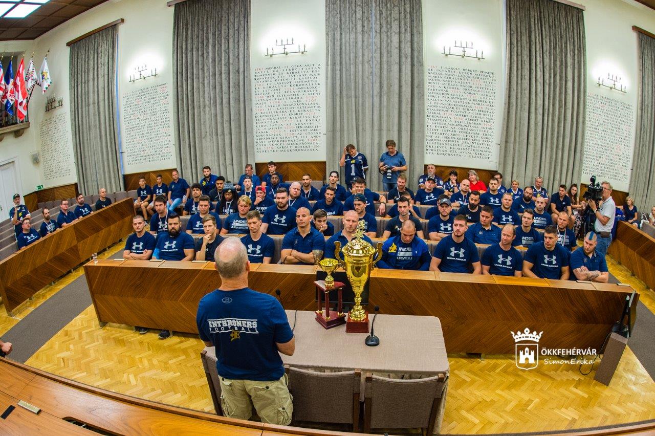 A Városházán köszöntötték a HFL-győztes csapatot