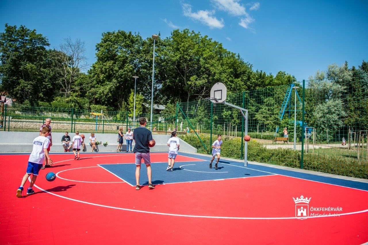 Ilyen lett az új kosárpálya a Túrózsáki úton