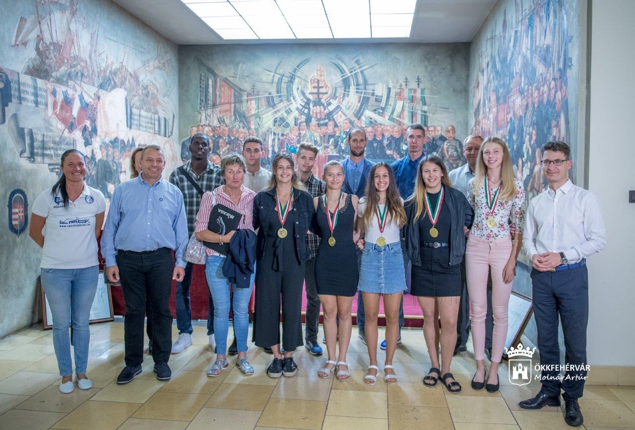 A MÁV Előre SC férfi és női röplabdázóit fogadták a Városházán