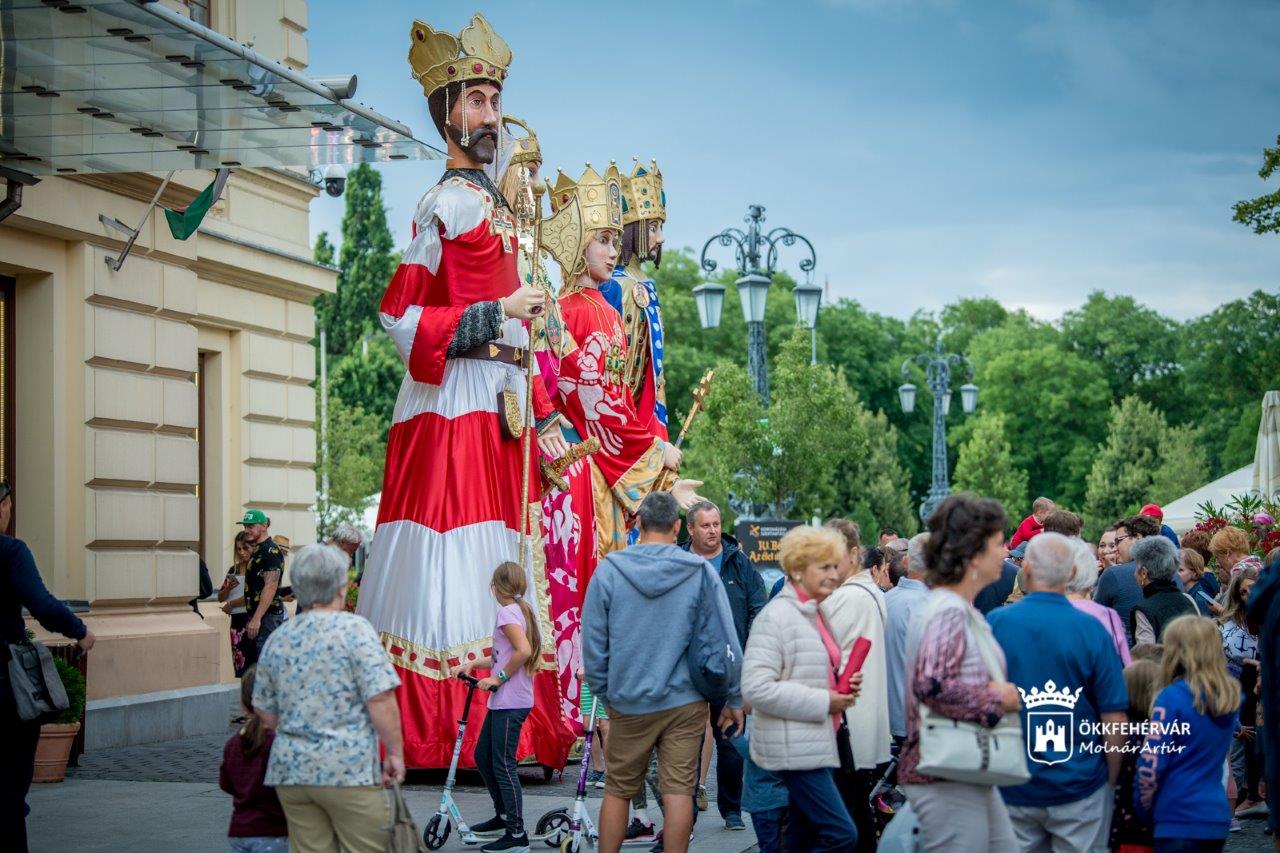 Óriásbábok a Belvárosban - Szent László és I. Géza vonult végig a Fő utcán