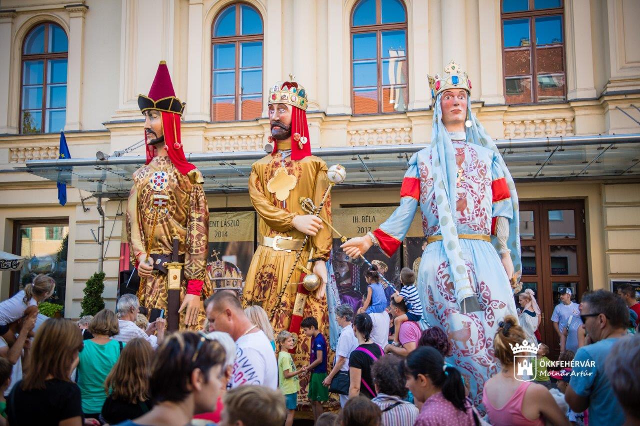 Így vonultak végig a királyok a Belvároson