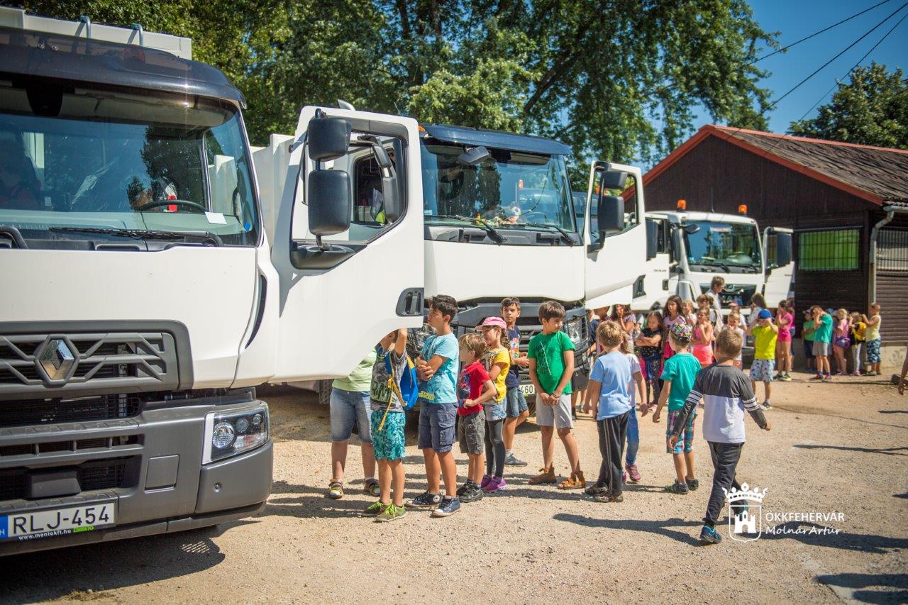 A Napraforgó táborban ülhettek be a gyerekek az új kukásautókba