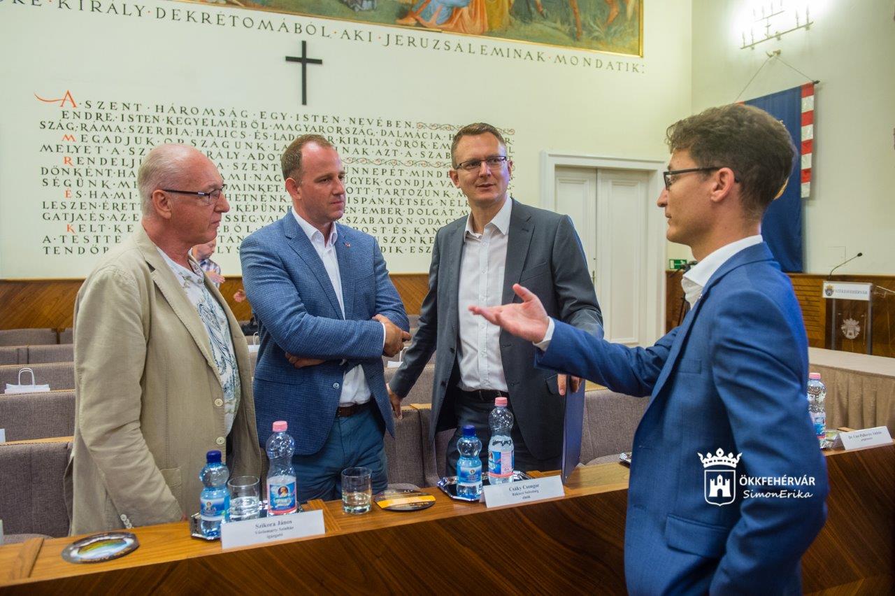 A II. Kárpát-medencei Színjátszó Tábor résztvevőinek köszöntése