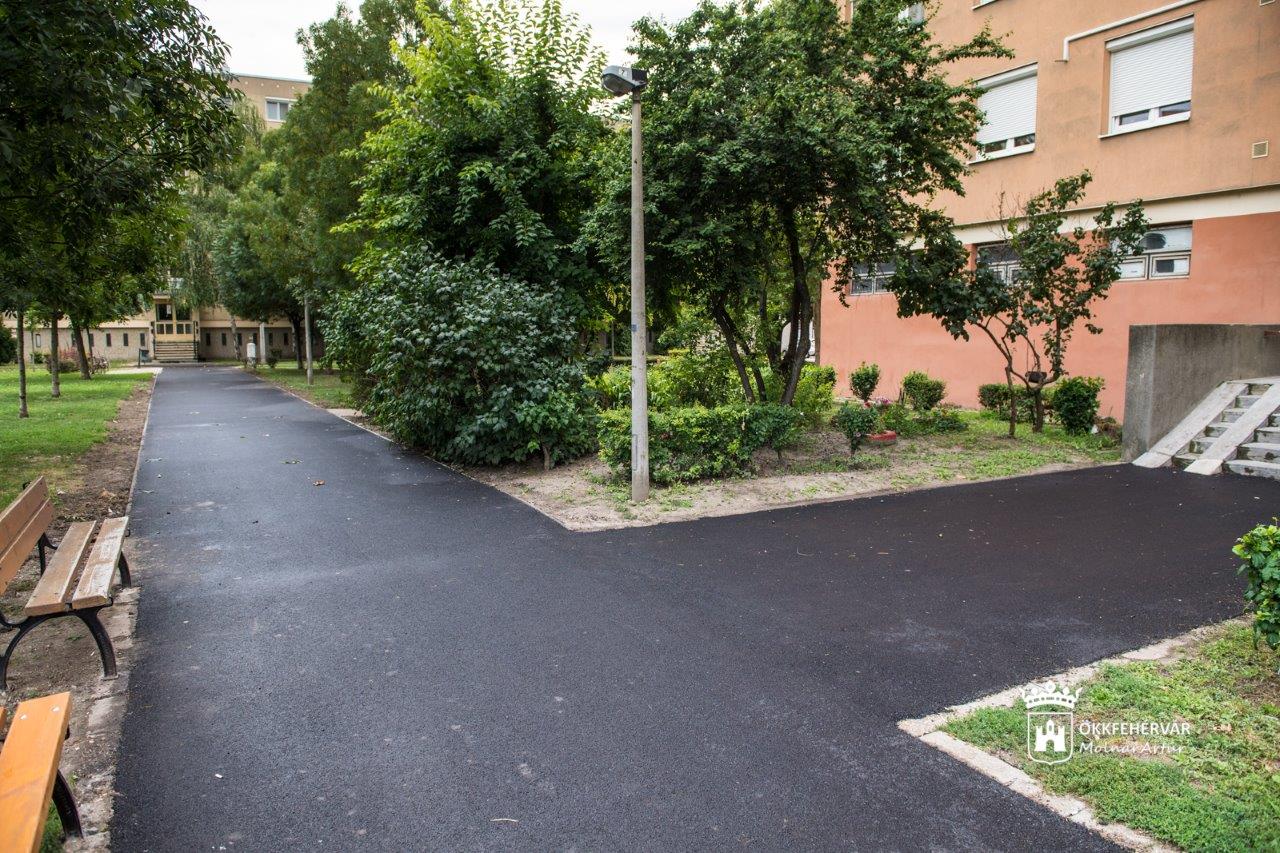 Elkészültek a szervizút melletti járdák a József Attila utcában