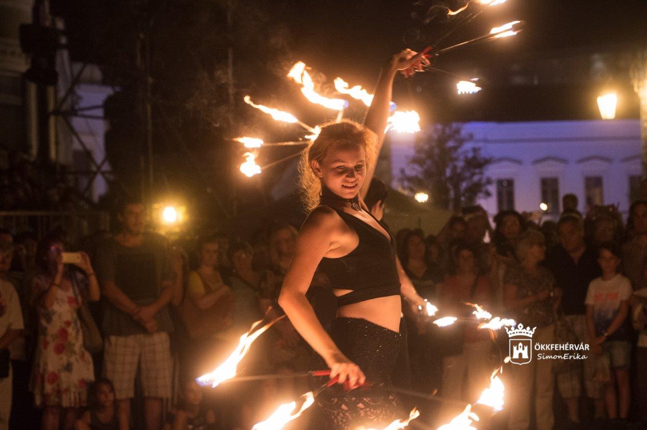 Tűzzsonglőrök a Zichy ligetben
